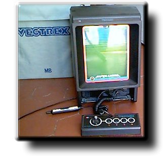 Vectrex con Lightpen y Joystick en frente